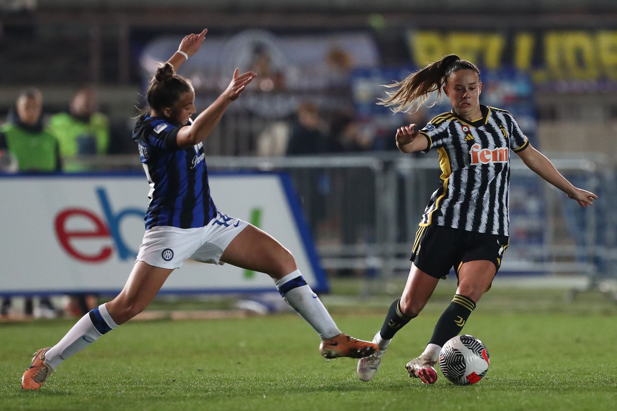 Maëlle Garbino protegge il pallone dalla difesa nerazzurra