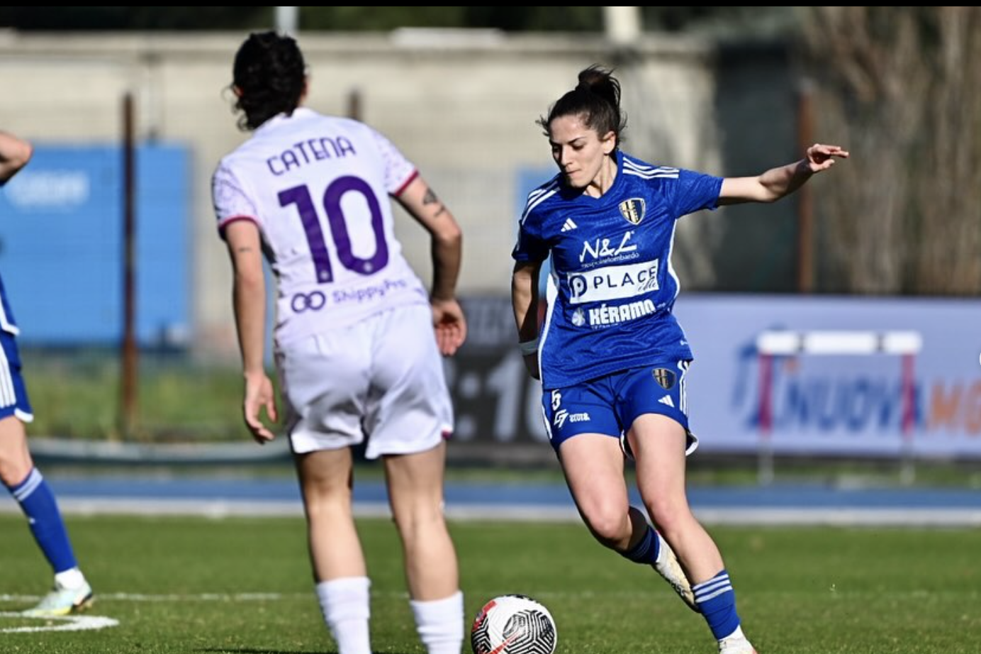 Lucia Pastrenge avanza sotto lo sguardo di Michela Catena